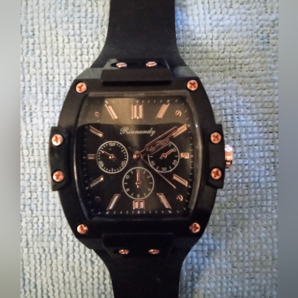 Tonneau pointer quartz wacth